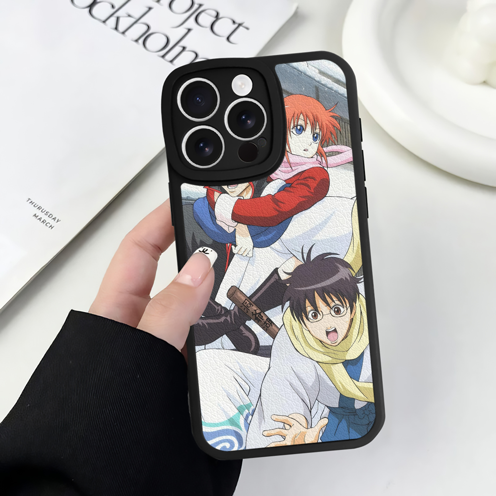 （画像用） ぎんたま 坂田銀時（さかたぎんとき） 神楽 志村新八（しむら しんぱち） GINTAMA Sakata Gintoki Kagura Shimura Shinpachi 【iPhone 16シリーズ対応】シリコンスマホケース（レザー調） 材質：シリコン